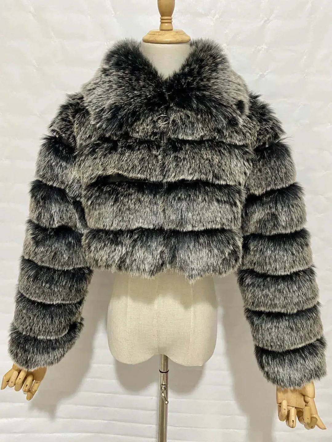 Casual Women’s Cropped Faux Fur Coat – Black & White Fluffy Puffer Jacket with Long Sleeves for Fall & Winter Outwear